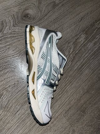 Zapatillas Asics plateadas y blancas