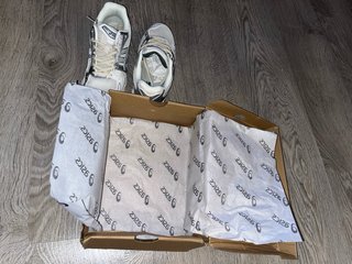 Zapatillas Asics plateadas y blancas