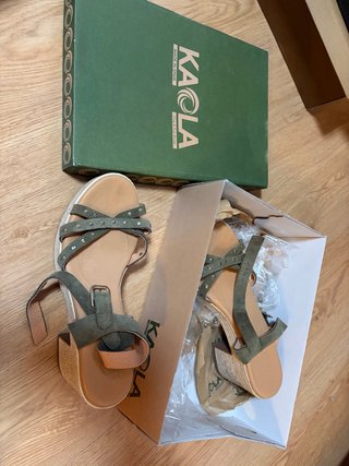 Sandalias cuña KAOLA verde y beige