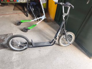 Patinete todoterreno con ruedas grandes