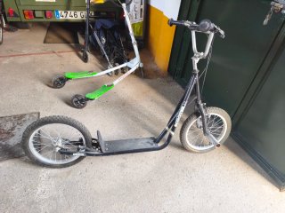 Patinete todoterreno con ruedas grandes