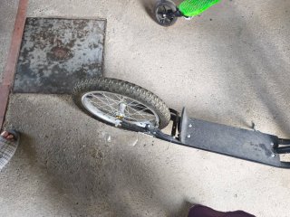 Patinete todoterreno con ruedas grandes