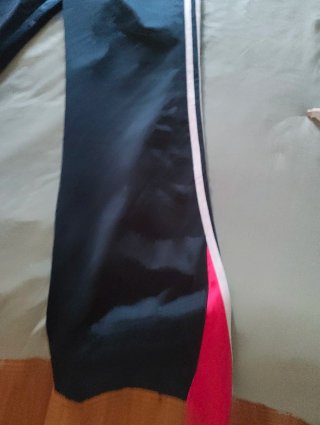 Pantalón deportivo Adidas negro con detalle rosa