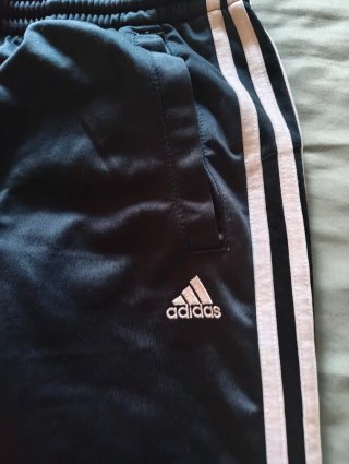 Pantalón deportivo Adidas negro con detalle rosa