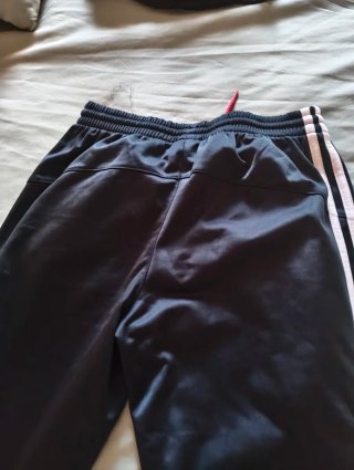 Pantalón deportivo Adidas negro con detalle rosa