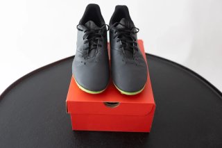 Zapatillas de fútbol negras y verdes