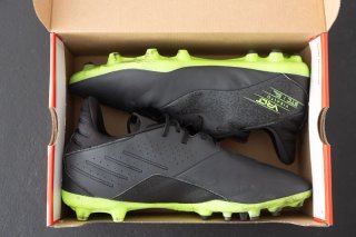Zapatillas de fútbol negras y verdes
