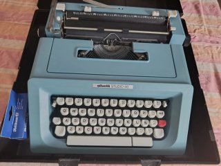 Máquina de escribir Olivetti Studio 46 azul