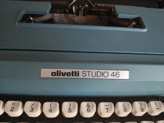 Máquina de escribir Olivetti Studio 46 azul
