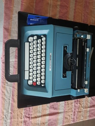 Máquina de escribir Olivetti Studio 46 azul