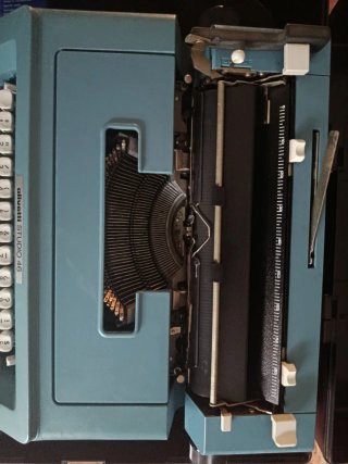 Máquina de escribir Olivetti Studio 46 azul