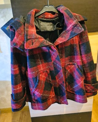Abrigo Zara cuadros rojo y negro talla M