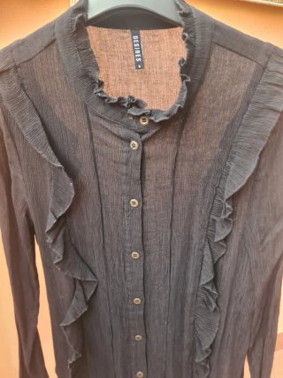Vestido negro DESIRES con volantes