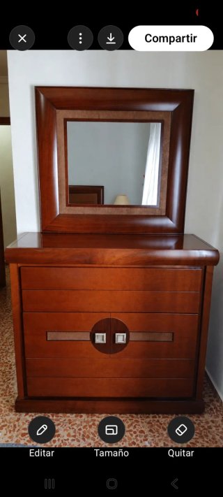 Cómoda de madera con espejo