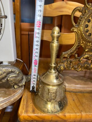 Balanza antigua de sobremesa y reloj