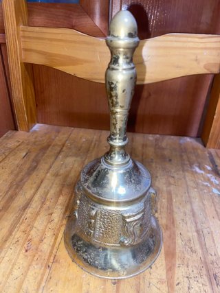 Balanza antigua de sobremesa y reloj