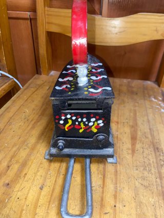 Balanza antigua de sobremesa y reloj