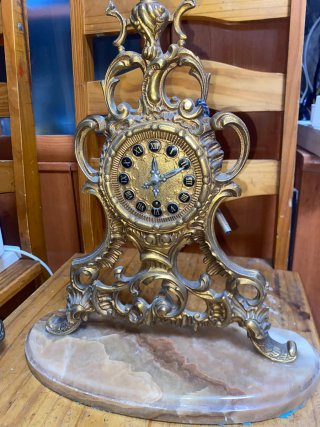 Balanza antigua de sobremesa y reloj