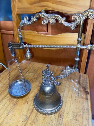Balanza antigua de sobremesa y reloj