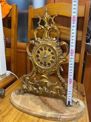 Balanza antigua de sobremesa y reloj