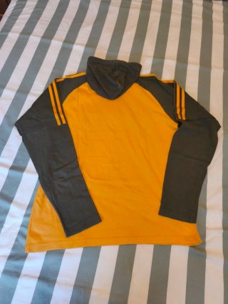 Camiseta Vintage Adidas con Capucha