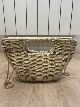 Bolso de rafia Parfois beige y dorado