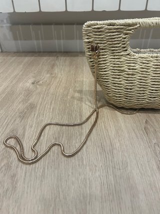 Bolso de rafia Parfois beige y dorado