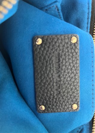 Bolso Bimba y Lola piel azul y cremallera dorada.