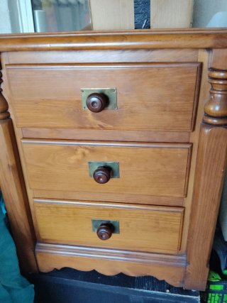 2 camas madera noble + mesita