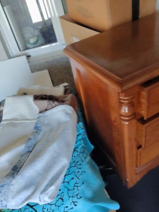 2 camas madera noble + mesita