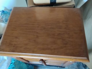 2 camas madera noble + mesita
