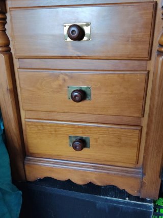 2 camas madera noble + mesita