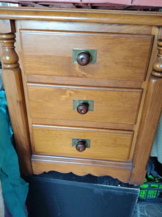 2 camas madera noble + mesita