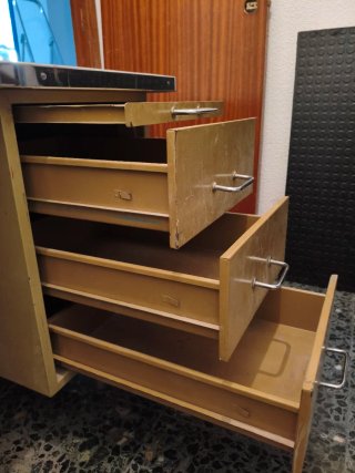 Mesa de trabajo metálica y madera