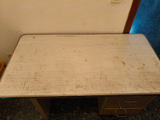 Mesa de trabajo metálica y madera