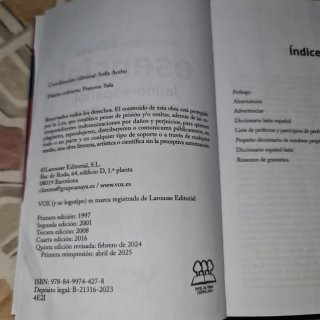 Diccionario bilingüe esencial: Latino-Español /...