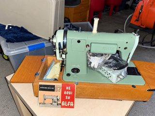 Máquina de coser Alfa De Luxe vintage