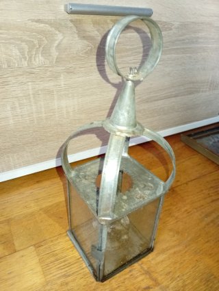Lámpara de aceite antigua