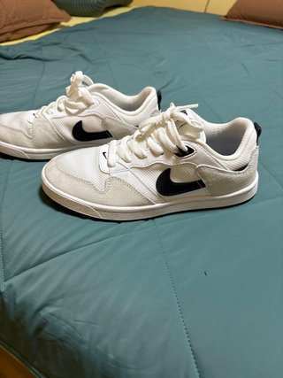 Deportivas Nike Blancas y Negras