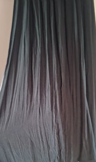 Vestido largo gris con vuelo.