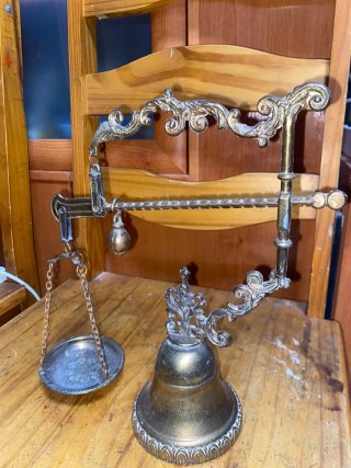 Balanza antigua de bronce y mármol