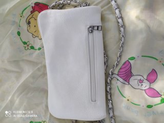 Bolso blanco con cadena