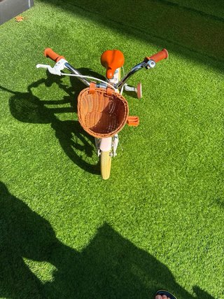 Bicicleta infantil rosa con cesta