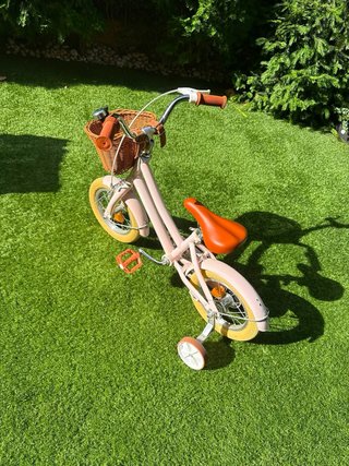 Bicicleta infantil rosa con cesta