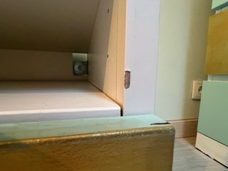 Mueble TV Ikea Besta blanco y amarillo