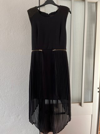 Vestido negro con cremalleras y volantes