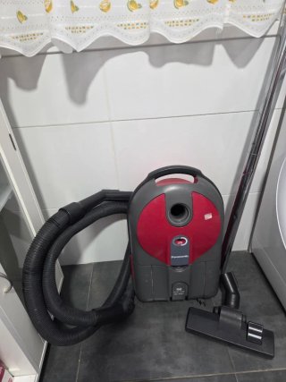 Aspiradora Panasonic gris y roja