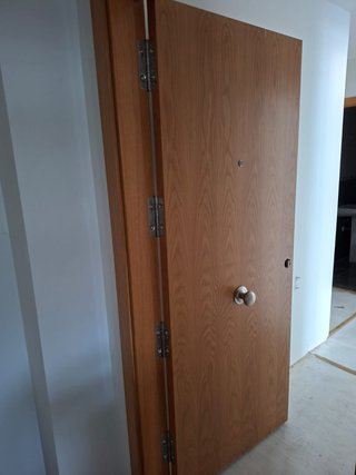 Puerta de entrada de madera