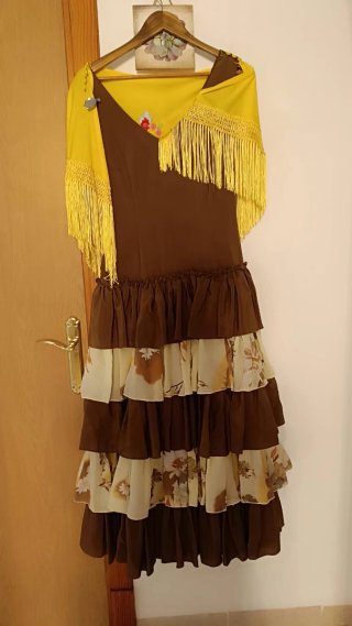 Vestido de flamenca marrón con mantón amarillo