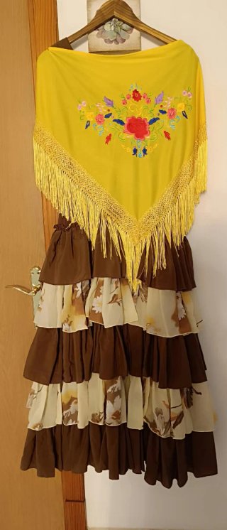 Vestido de flamenca marrón con mantón amarillo